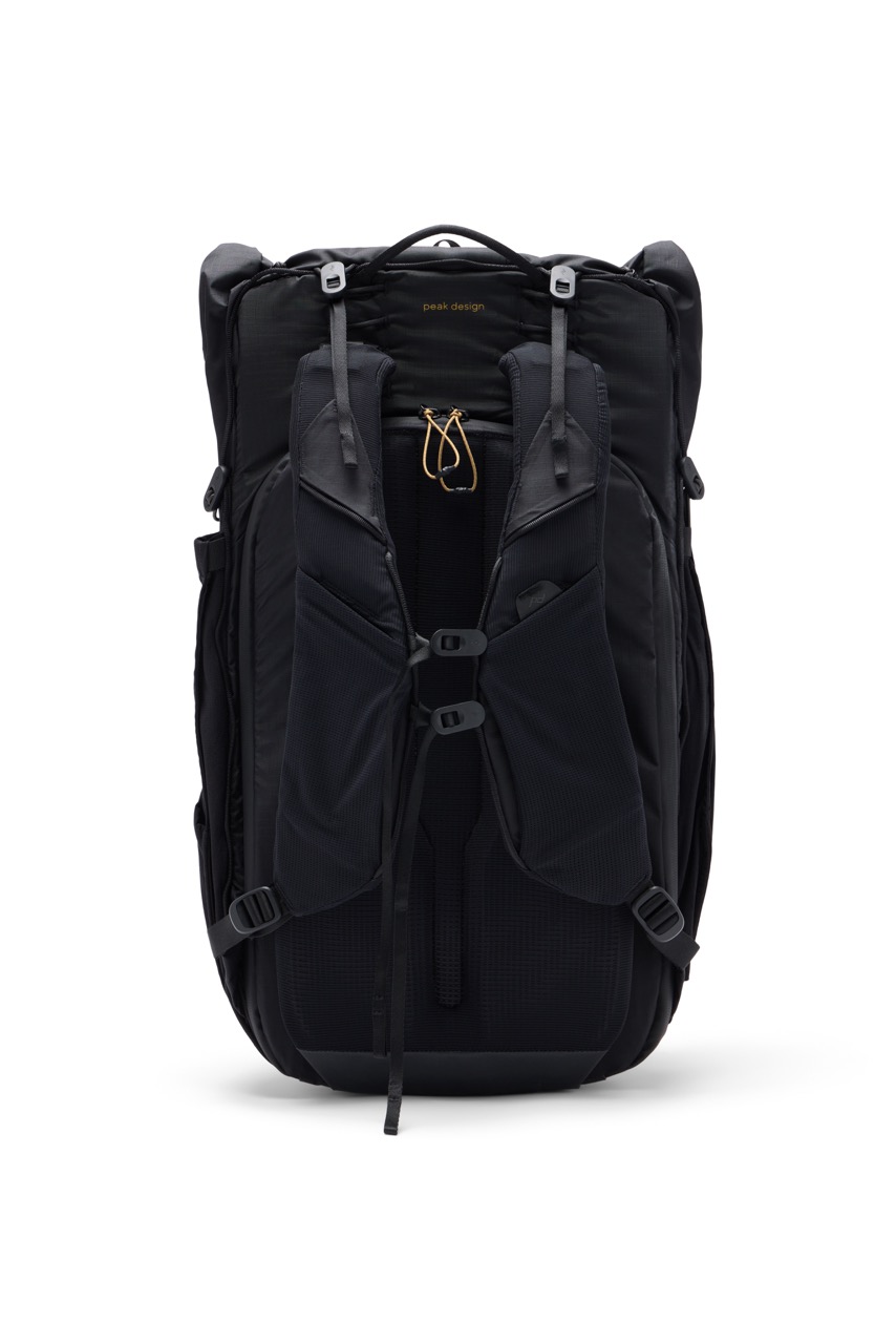 Peak Design Outdoor Backpack mit 45 Litern Fassungsvermögen in der Farbe Schwarz,  Rückseite