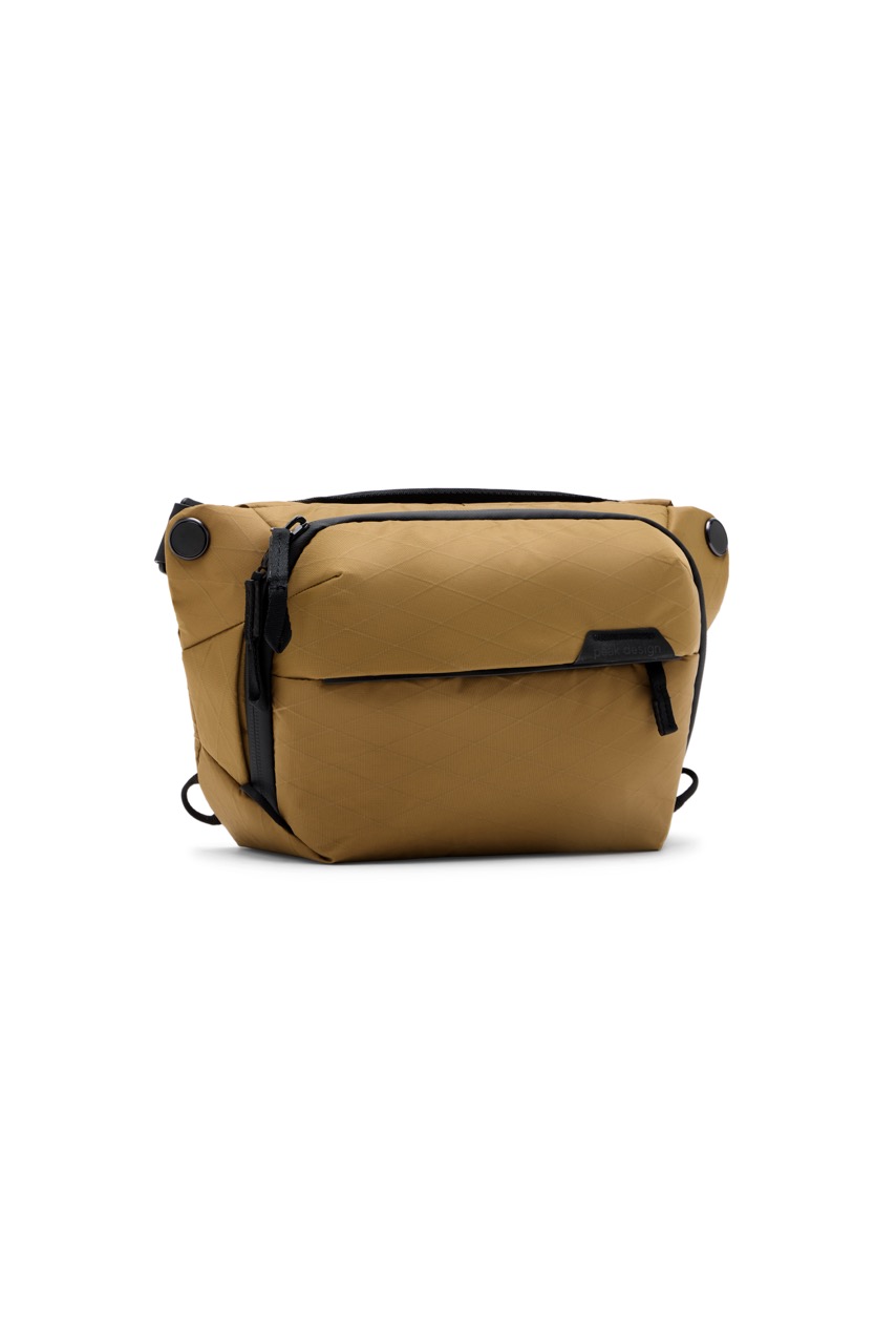 Peak Design Everyday Sling 3L V2 Coyote  in der Farbe Beige,  Frontalansicht leigt nach rechts gedreht+