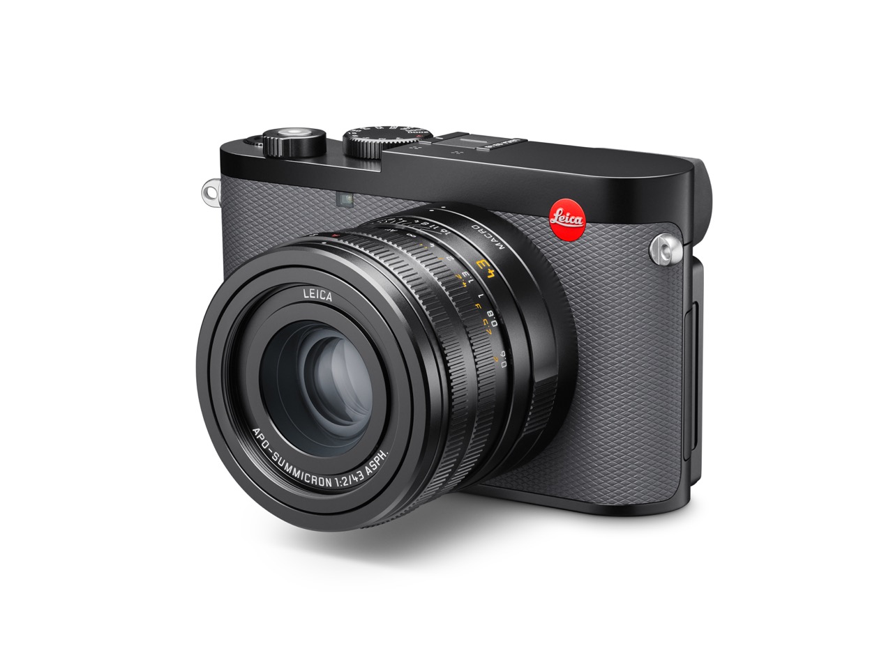 Leica Q3 43 Kompaktkamera in Schwarz, Ansicht von Schräg vorne links