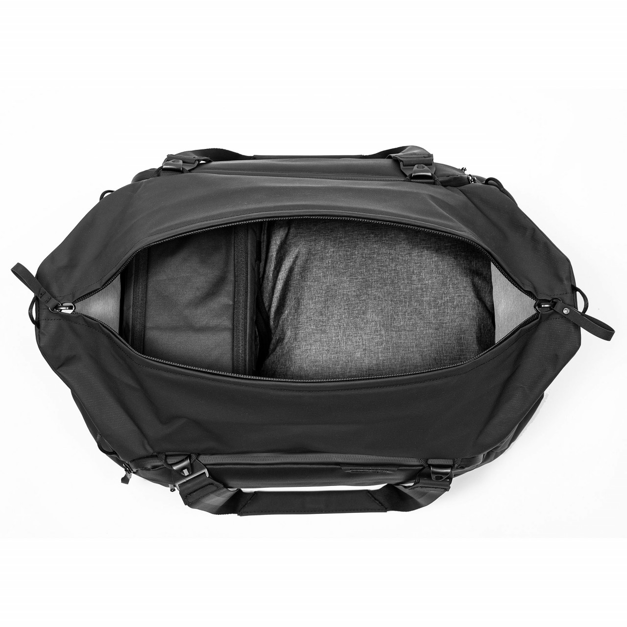 Peak Design Travel Duffel 35L in der Farbe Schwarz, Ansicht von Oben und mit diversen Packing Cubes als Inhalt