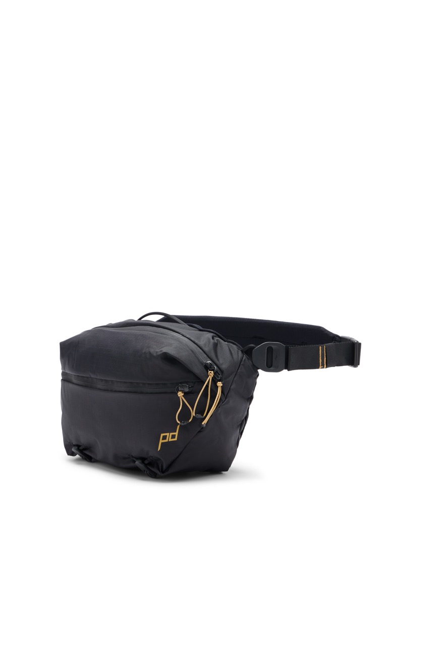 Peak Design Outdoor Sling Umhängetasche mit 7L Volumen in der Farbe Schwarz, Seitenansicht