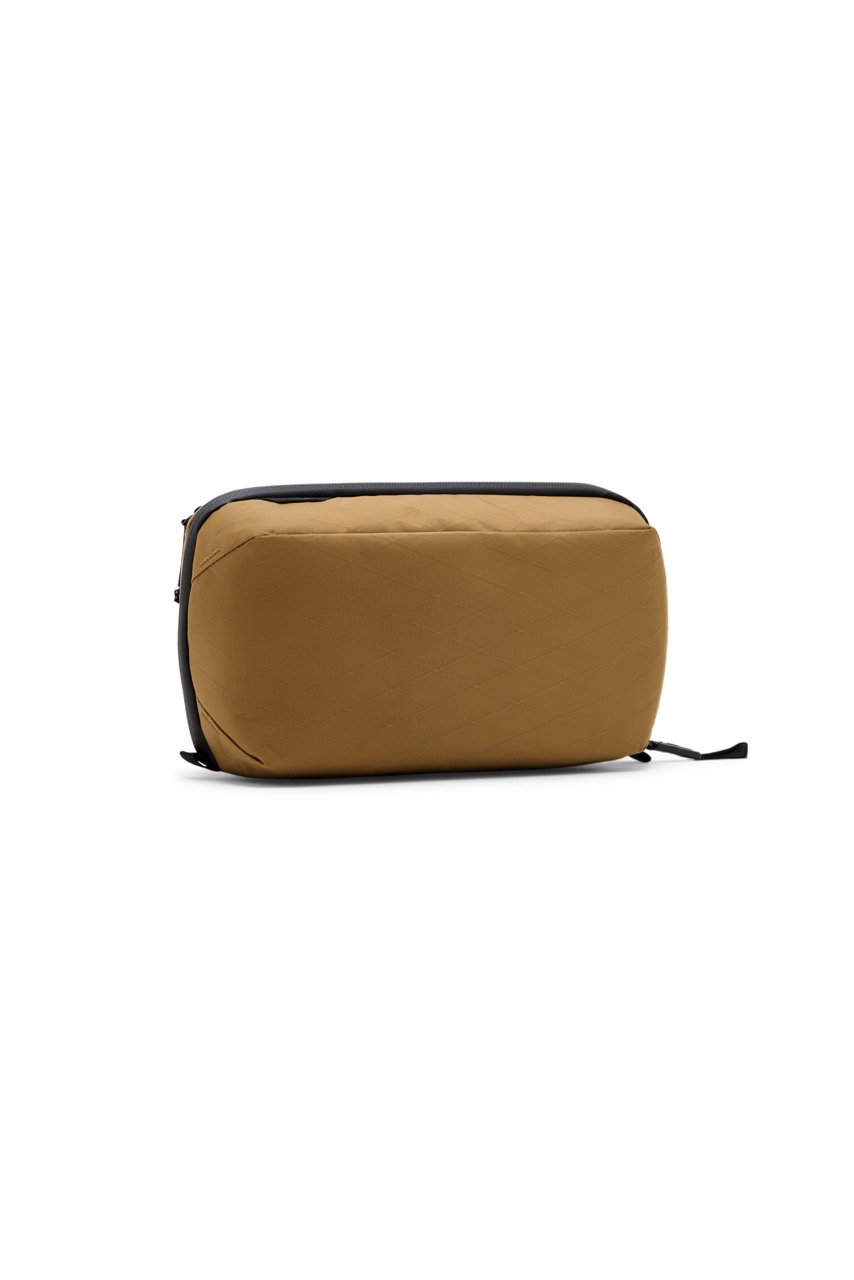 Peak Design Wash Pouch Coyote in der Farbe Beige, Frontal  schräg