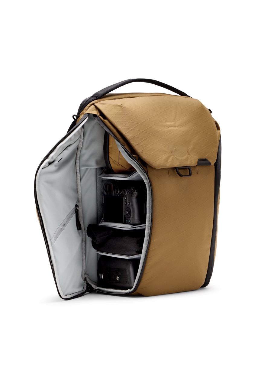 Everyday Backpack 30L V2 Coyote in der Farbe Beige,  Ansicht linke Seite mit geöfneter Seitenöffnung und befüllt mit Kameraequipment