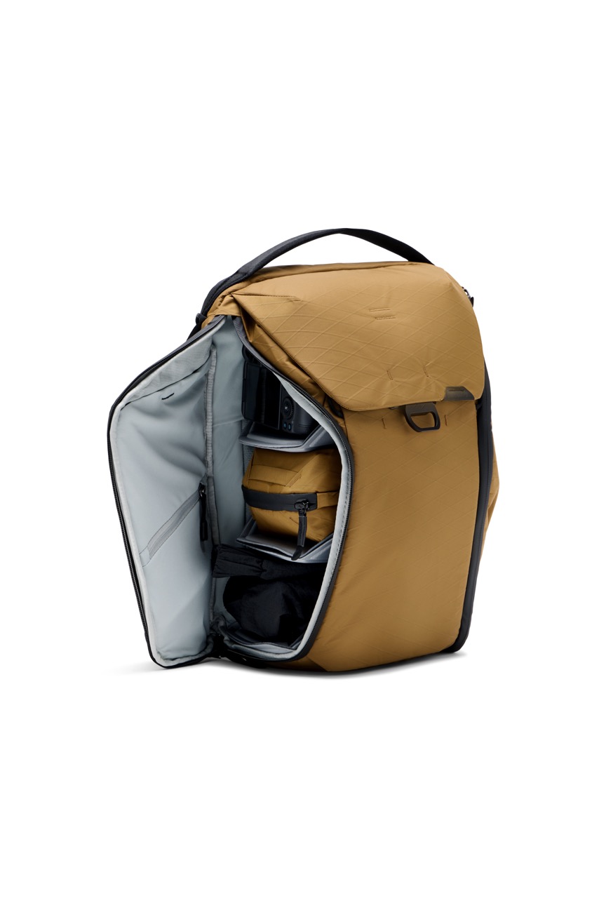 Peak Design Everyday Backpack 20L V2 Coyote in der Farbe Beige, mit Seitenfach offen und mit Inhalt befüllt