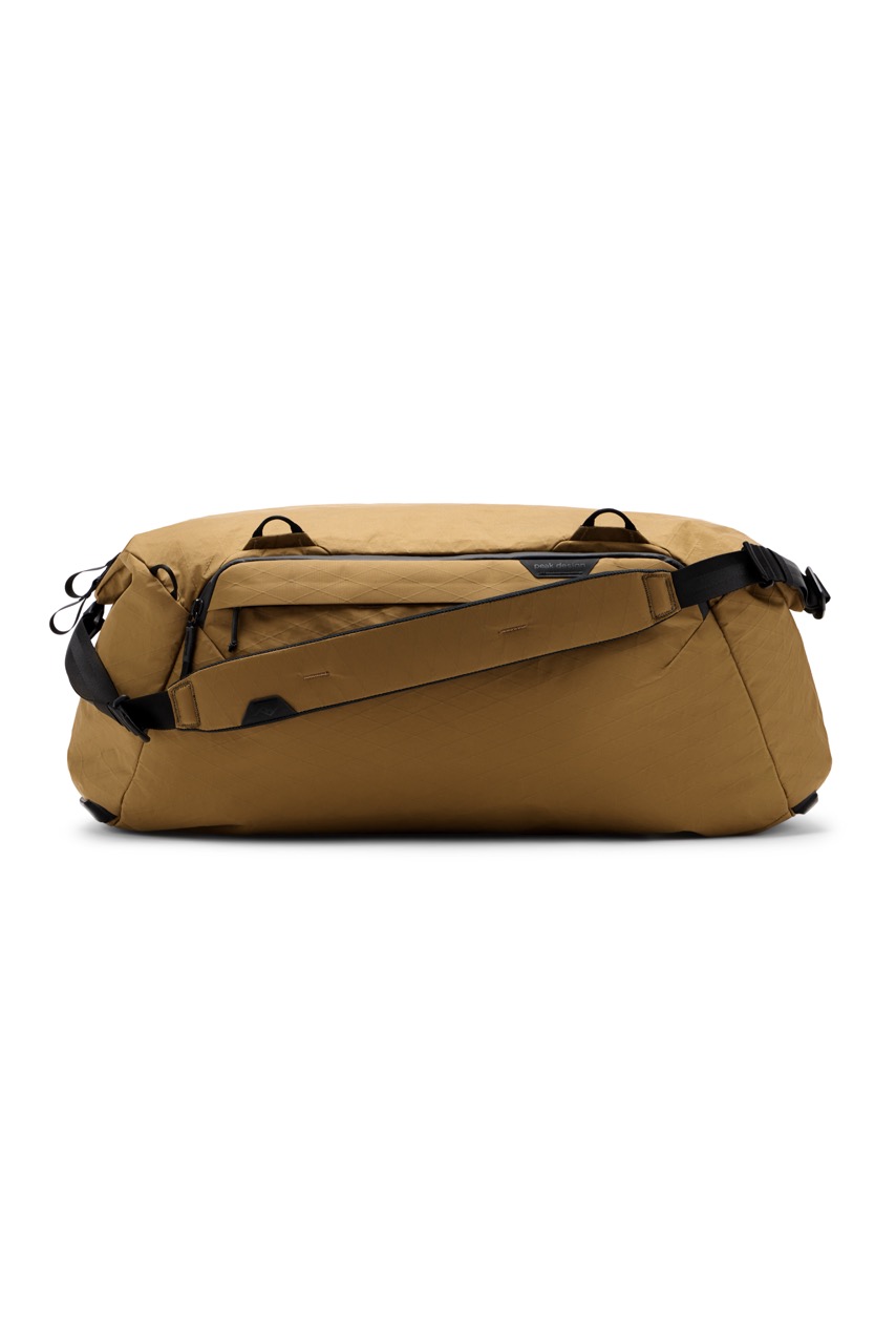 Peak Design Travel Duffel 50L Coyote in der Farbe Beige, Frontalansicht mit Tragegurt