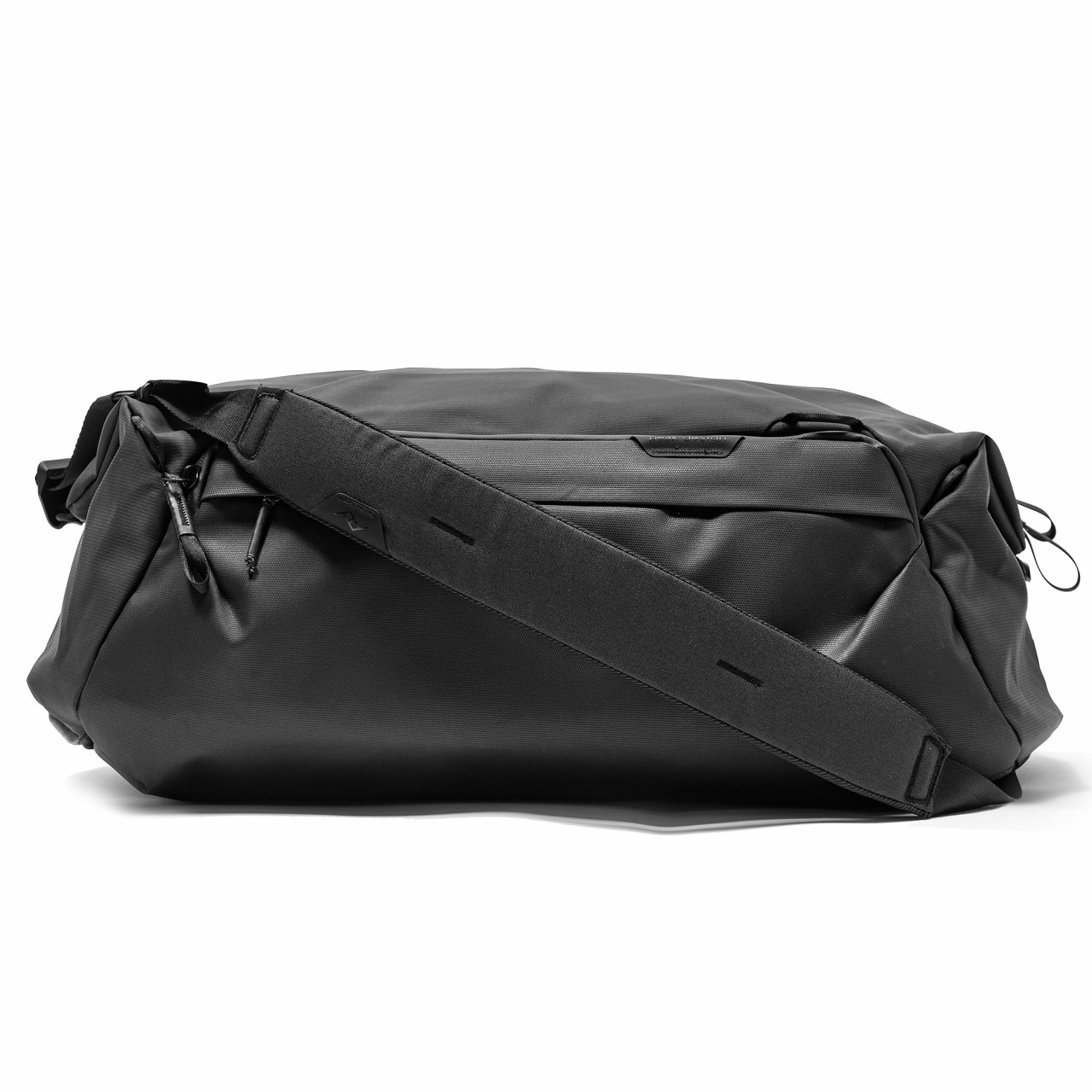 Peak Design Travel Duffel 35L in der Farbe Schwarz,  Frontalansicht mit Tragegurt