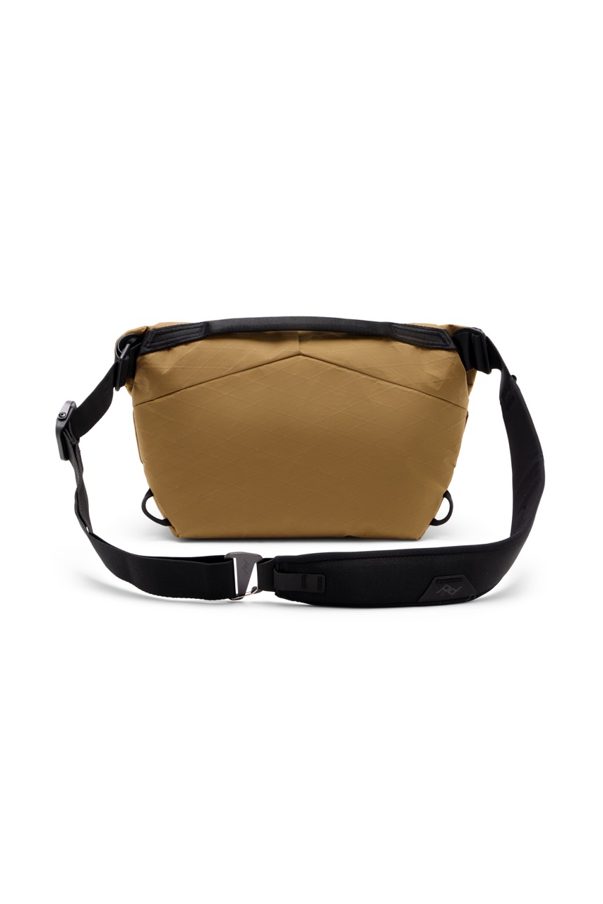 Peak Design Everyday Sling 3L V2 Coyote  in der Farbe Beige,  Ansicht Rückseite