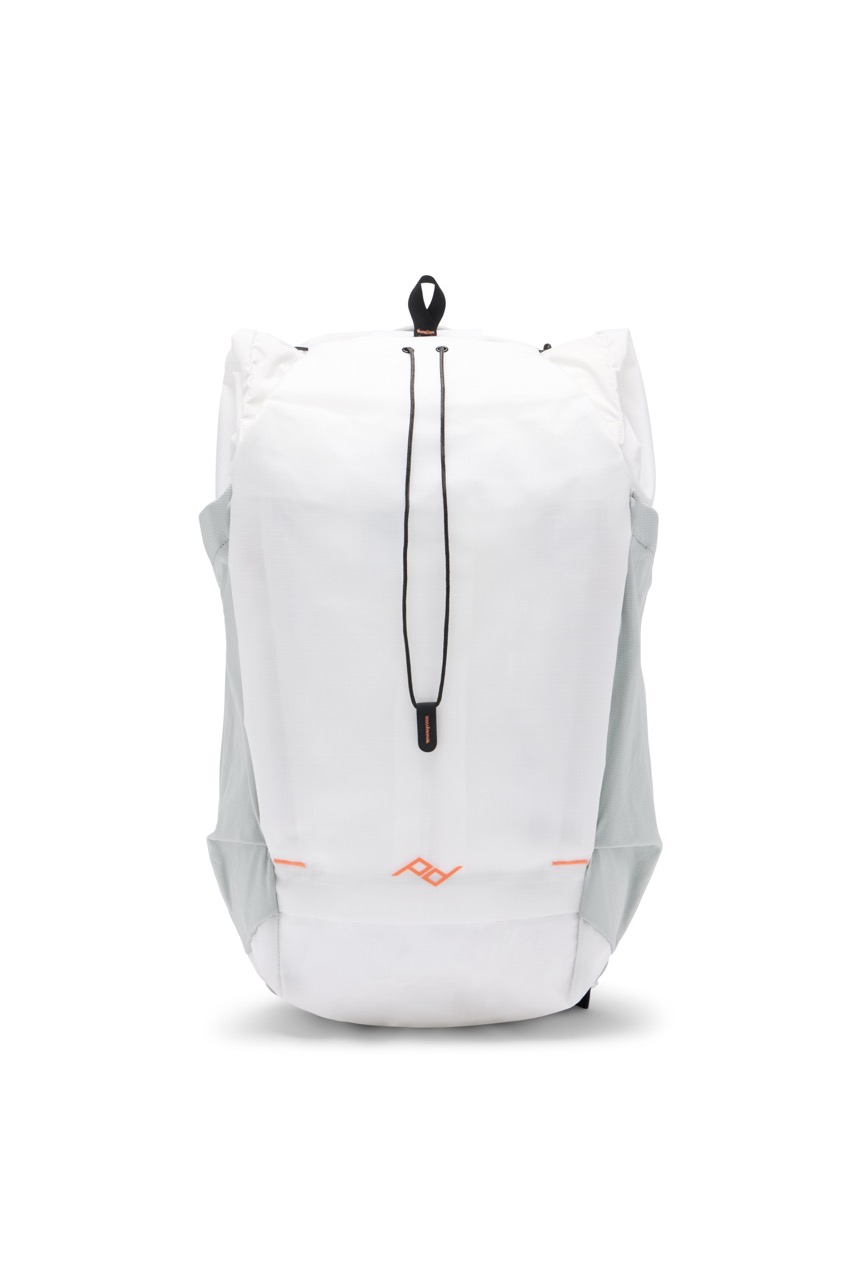 Peak Design Outdoor Backpack mit 25 Litern in der Farbe Weiß, Vorderseite