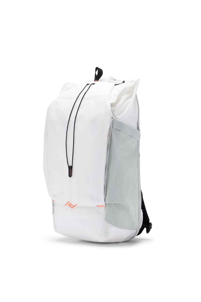 Peak Design Outdoor Backpack mit 25 Litern in der Farbe Weiß, Seitenansicht