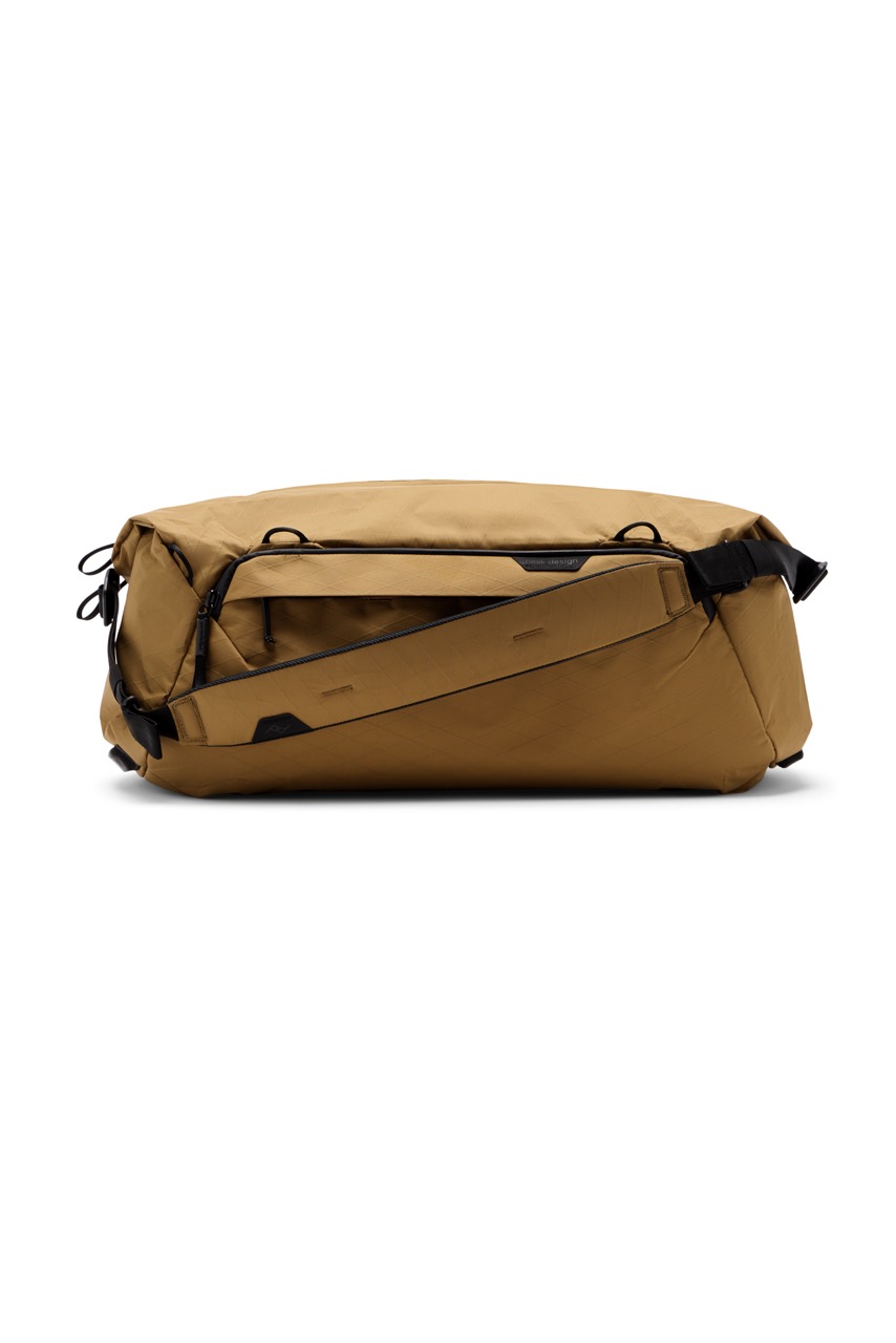 Peak Design Travel Duffel 35L Coyote in der Farbe Beige, Frontalansicht mit Tragegurt