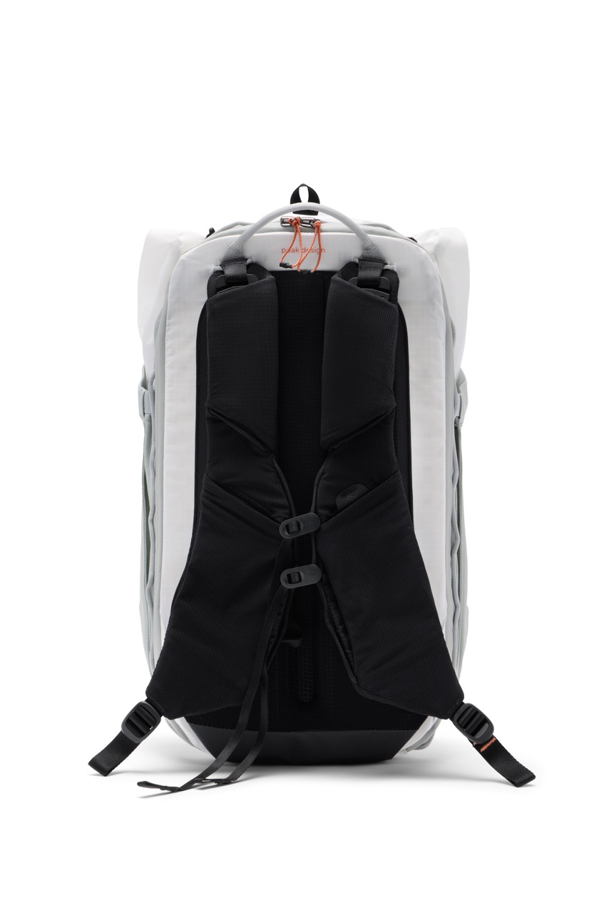 Peak Design Outdoor Backpack mit 25 Litern in der Farbe Weiß, Rückseite