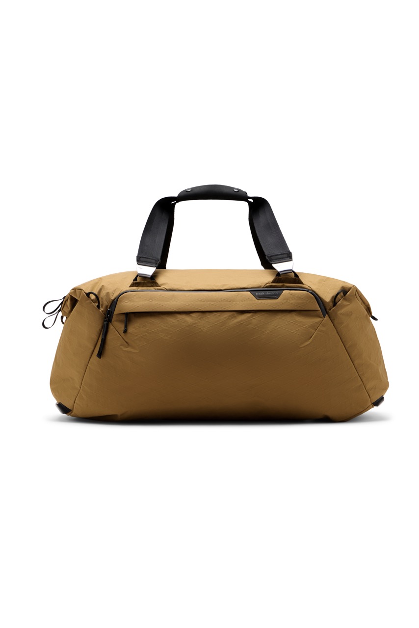 Peak Design Travel Duffel 50L Coyote in der Farbe Beige, Frontalansicht mit Handgriff