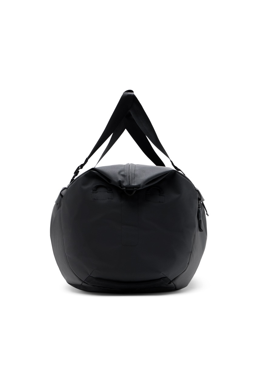 Peak Design Travel Duffel in der Farbe Schwarz mit 80L,  Mit Handgriffen Seitenansicht