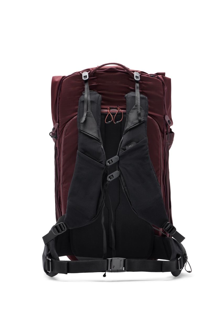 Peak Design Outdoor Backpack mit 45 Litern Fassungsvermögen in der Farbe Lila,  Rückseite