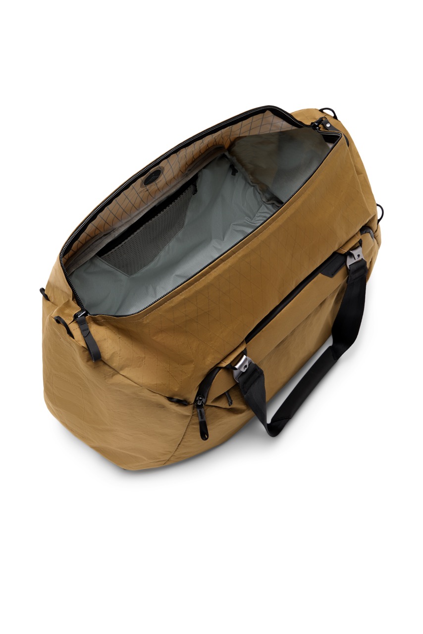 Peak Design Travel Duffel 50L Coyote in der Farbe Beige, Ansicht von Oben mit geöffnetem Hauptfach welches leer ist