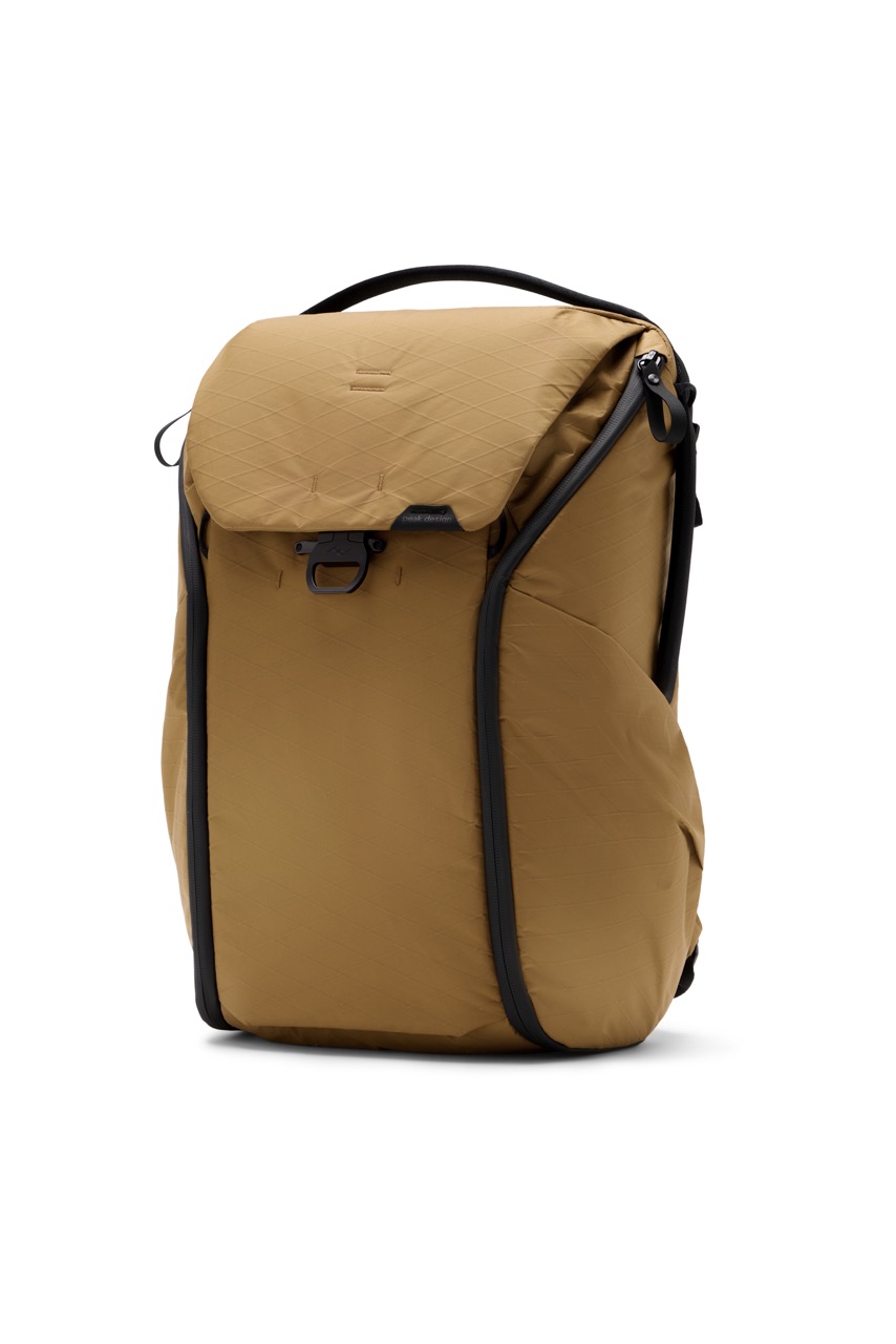 Everyday Backpack 30L V2 Coyote in der Farbe Beige,  Frontal leicht schräg nach Links