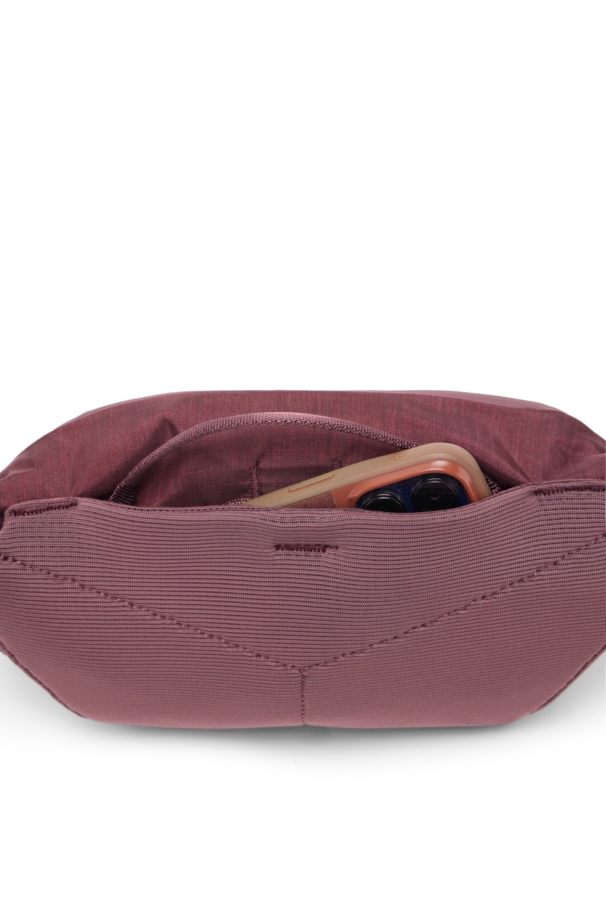 Peak Design Outdoor Sling Umhängetasche in der Farbe Lila, Close-Up Handytasche