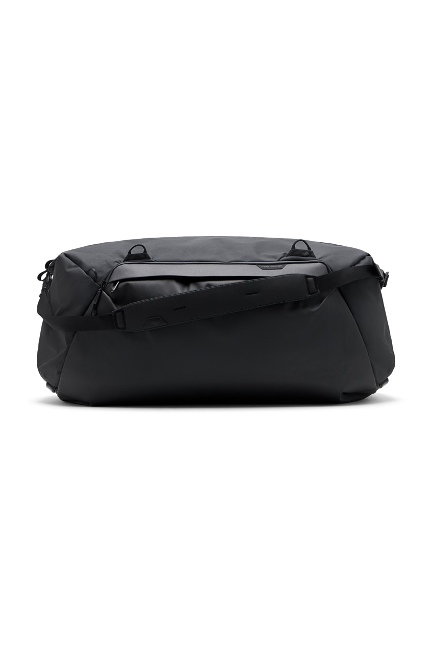 Peak Design Travel Duffel in der Farbe Schwarz mit 80L, Mit Tragehurt Frontalansicht 