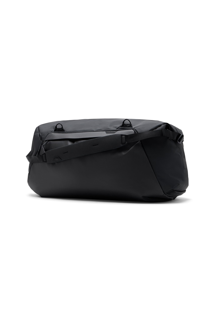 Peak Design Travel Duffel in der Farbe Schwarz mit 80L,  Mit Tragegurt  Frontalansicht leicht schräg