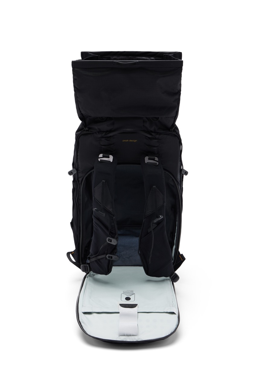 Peak Design Outdoor Backpack mit 45 Litern Fassungsvermögen in der Farbe Schwarz, Rückseite offen