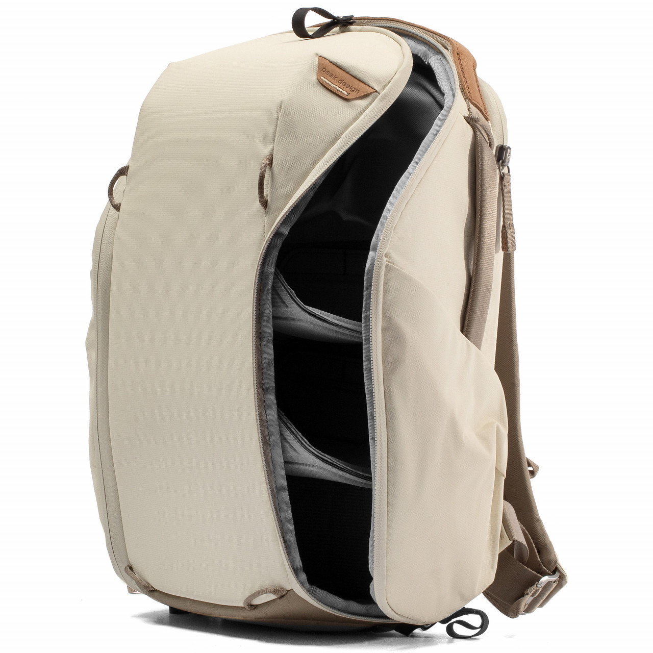 Everyday Backpack 15L Zip V2 in Beige, Slant Right offen 