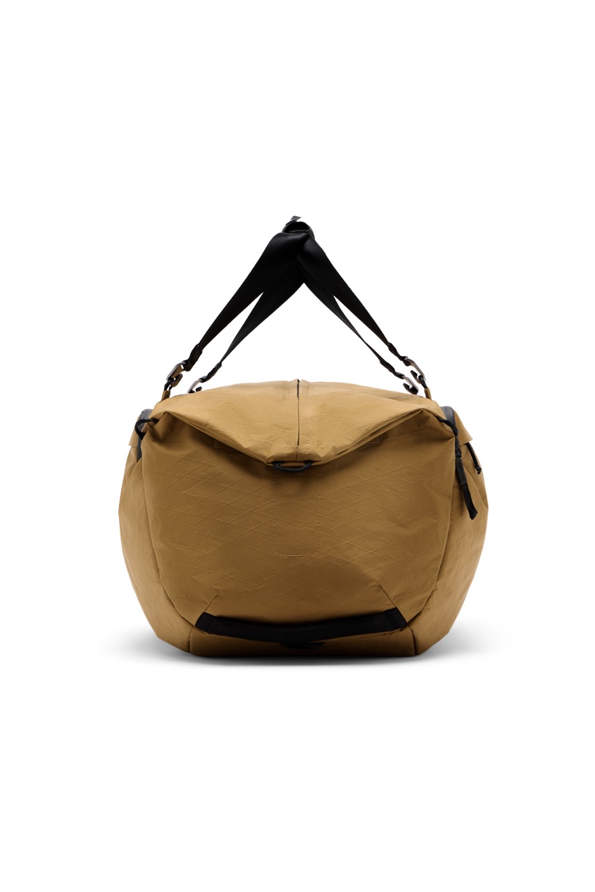 Peak Design Travel Duffel 50L Coyote in der Farbe Beige, Seitenansicht mit Handgriff