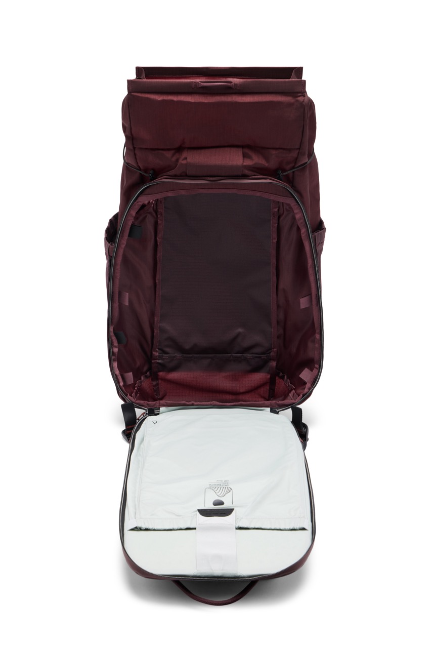 Peak Design Outdoor Backpack mit 25 Litern in der Farbe Lila,  Rückseite offen