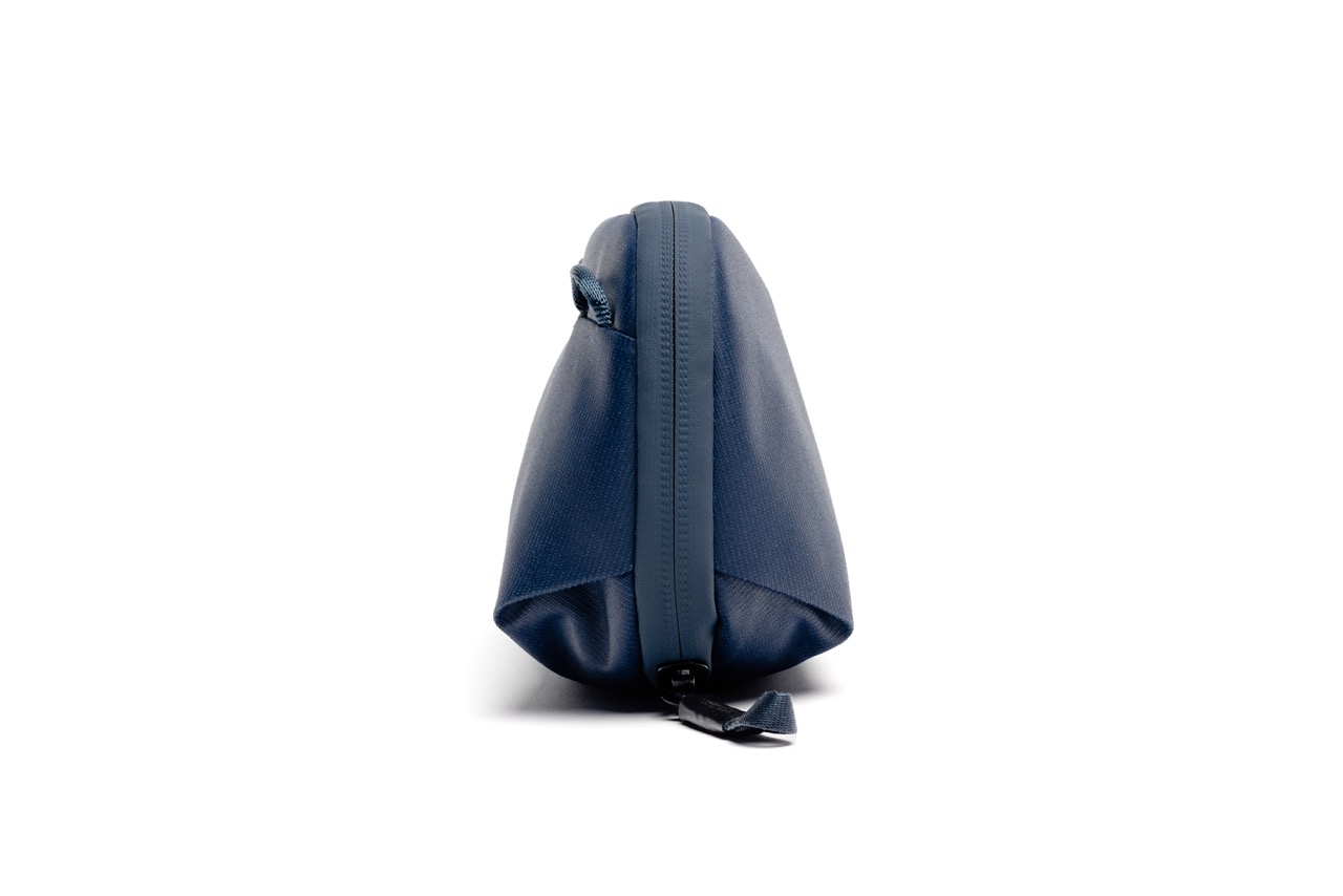 Peak Design Tech Pouch Small in der Farbe Dunkelblau, Seitenansicht