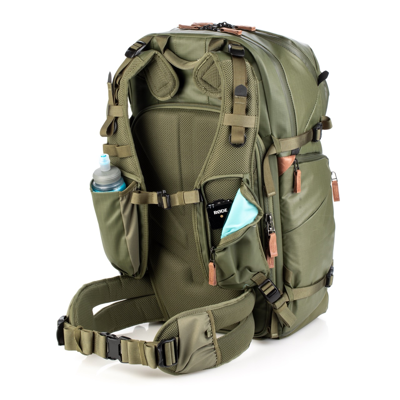 Shimoda Designs Explore v2 35 Rucksack in Armeegrün, von hinten und geschlossen