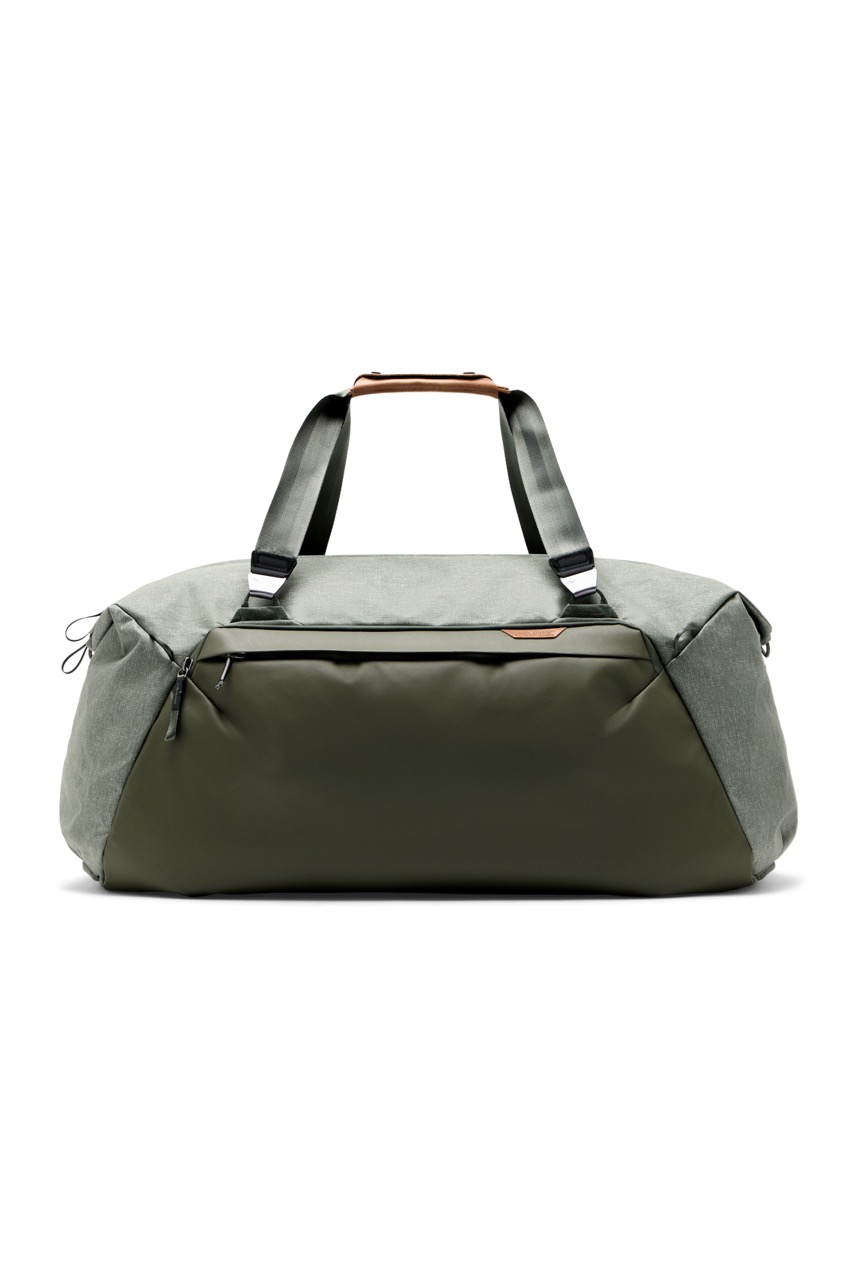 Peak Design Travel Duffel in der Farbe Salbeigrün mit 80L. Mit Handgriffen Frontalansicht