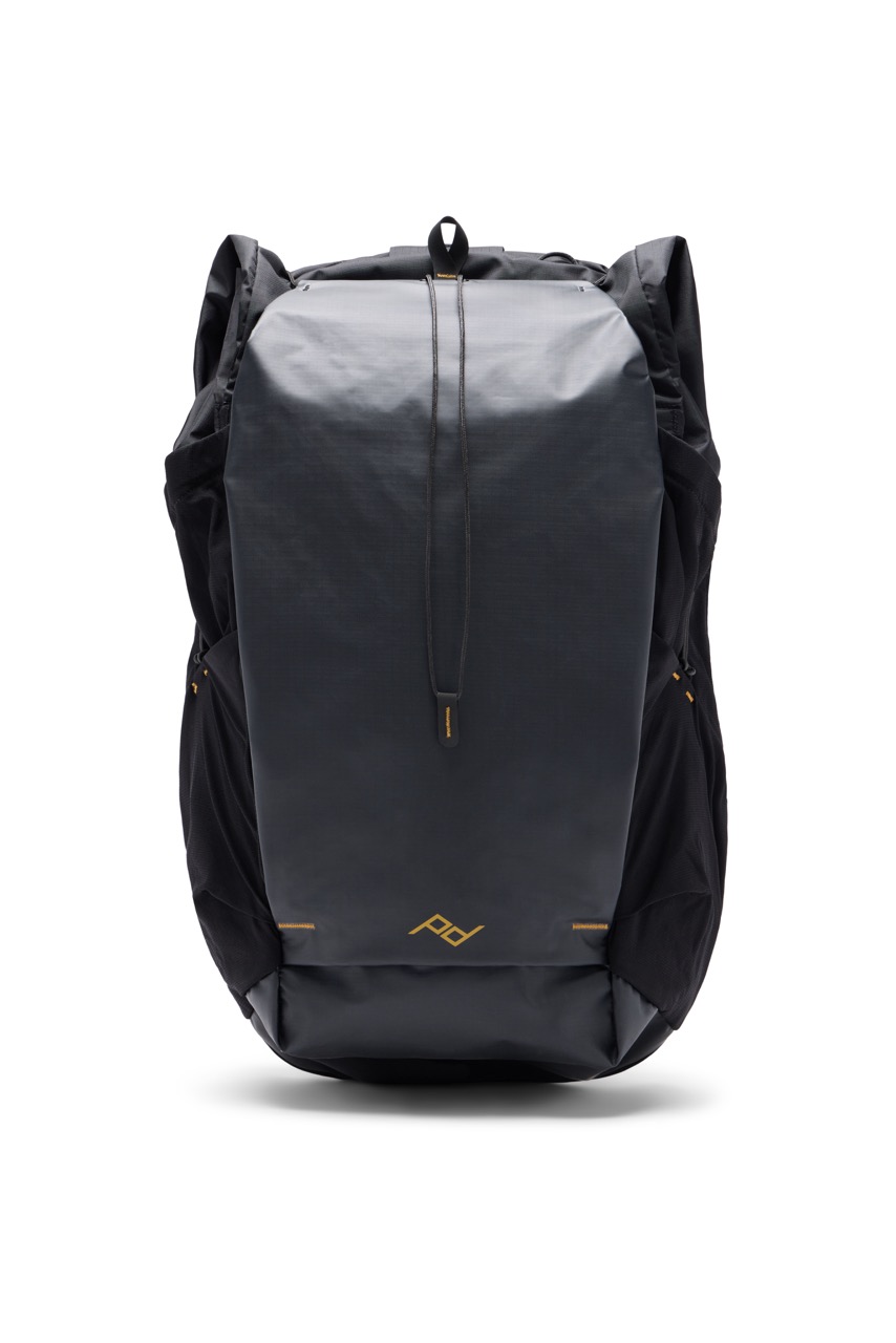 Peak Design Outdoor Backpack mit 45 Litern Fassungsvermögen in der Farbe Schwarz,  Vorderseite