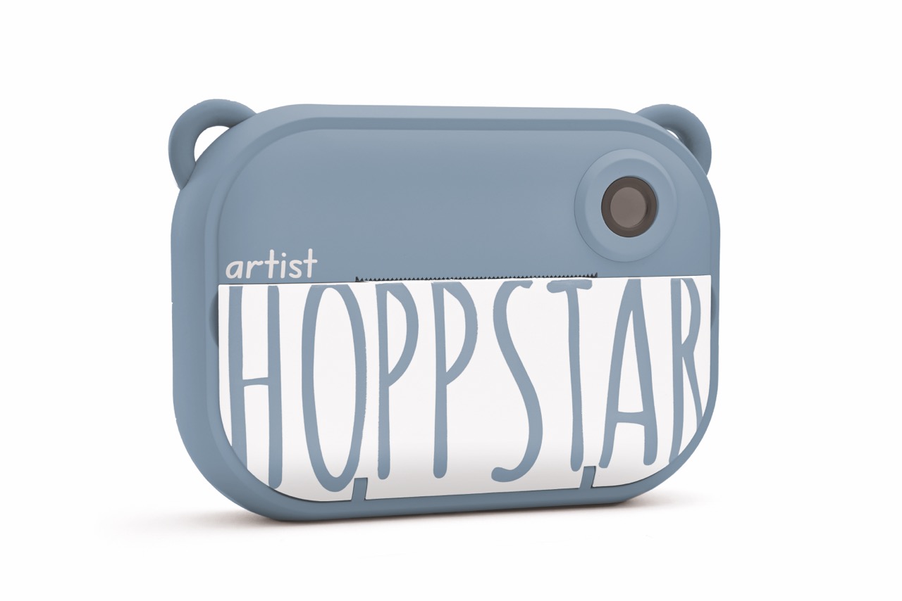 Hoppstar Artist Sofortbildkamera in der Farbe Denim (blau), Frontalansicht leicht schräg