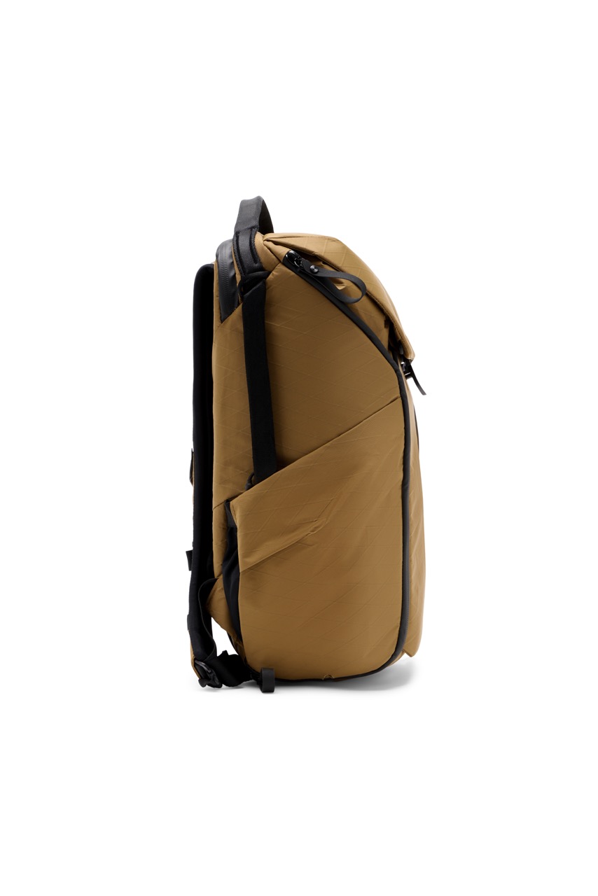 Peak Design Everyday Backpack 20L V2 Coyote in der Farbe Beige, Ansicht von Links