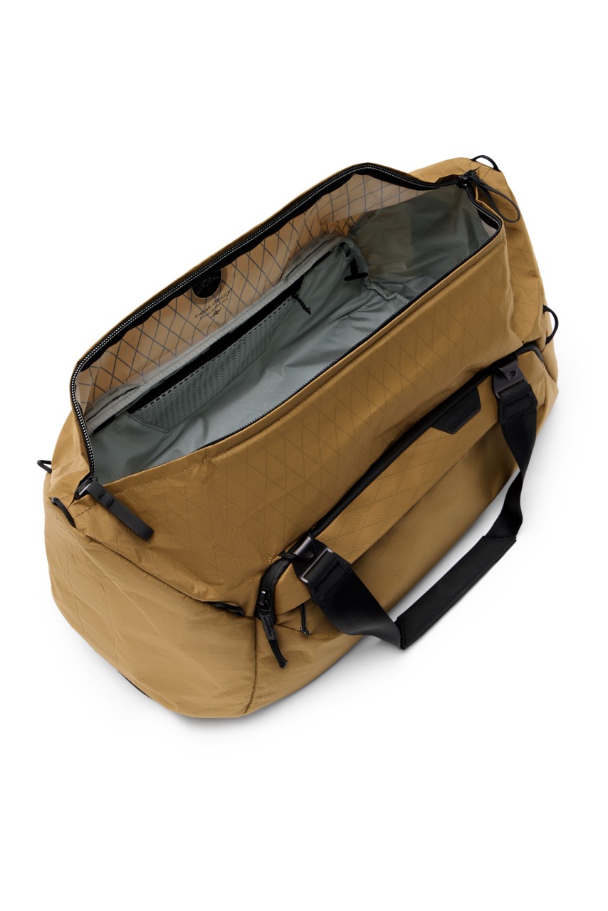 Peak Design Travel Duffel 35L Coyote in der Farbe Beige, Ansicht Schräg oben mit geöffnetem und leerem Hauptfach