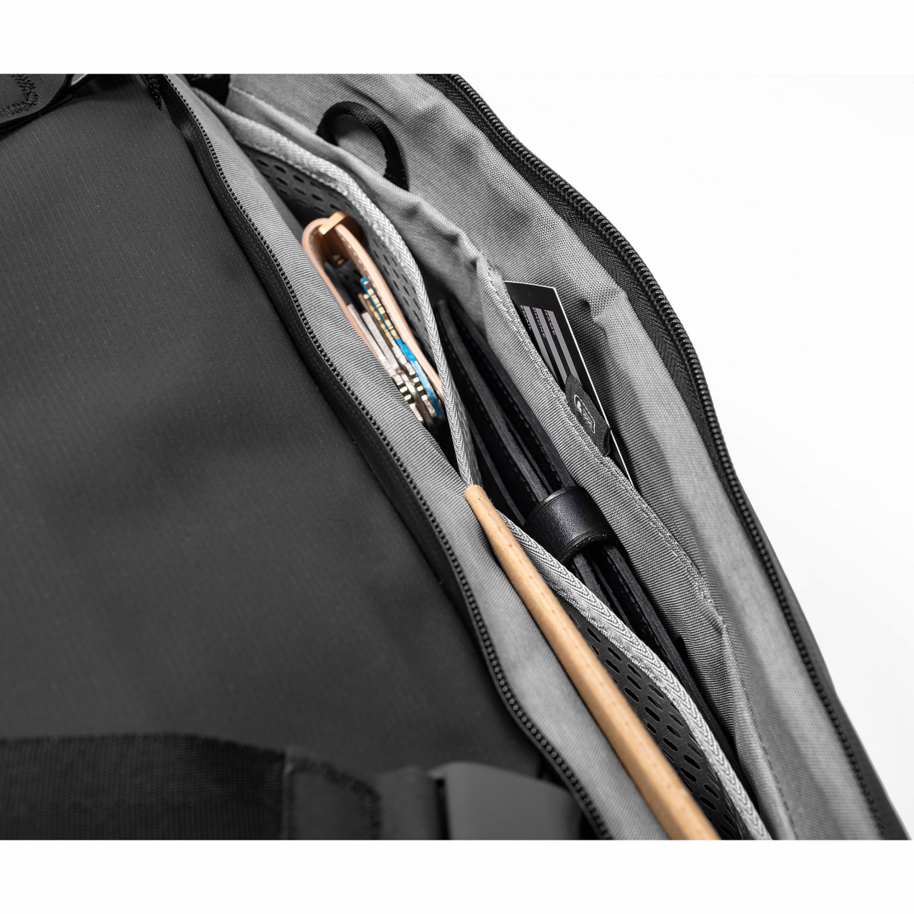 Peak Design Travel Duffel 35L in der Farbe Schwarz,  CloseUp Seitenfach mit Inhalt