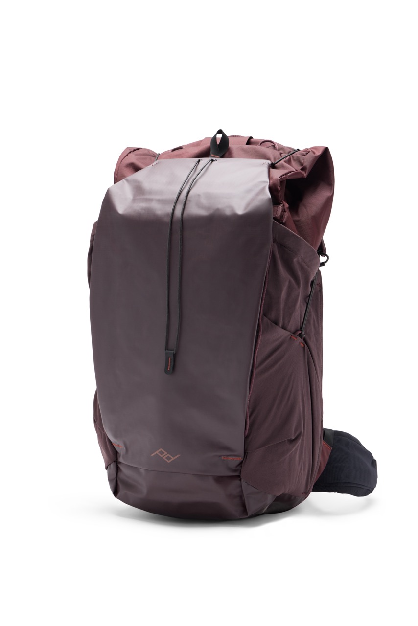 Peak Design Outdoor Backpack mit 45 Litern Fassungsvermögen in der Farbe Lila,  Seitenansicht