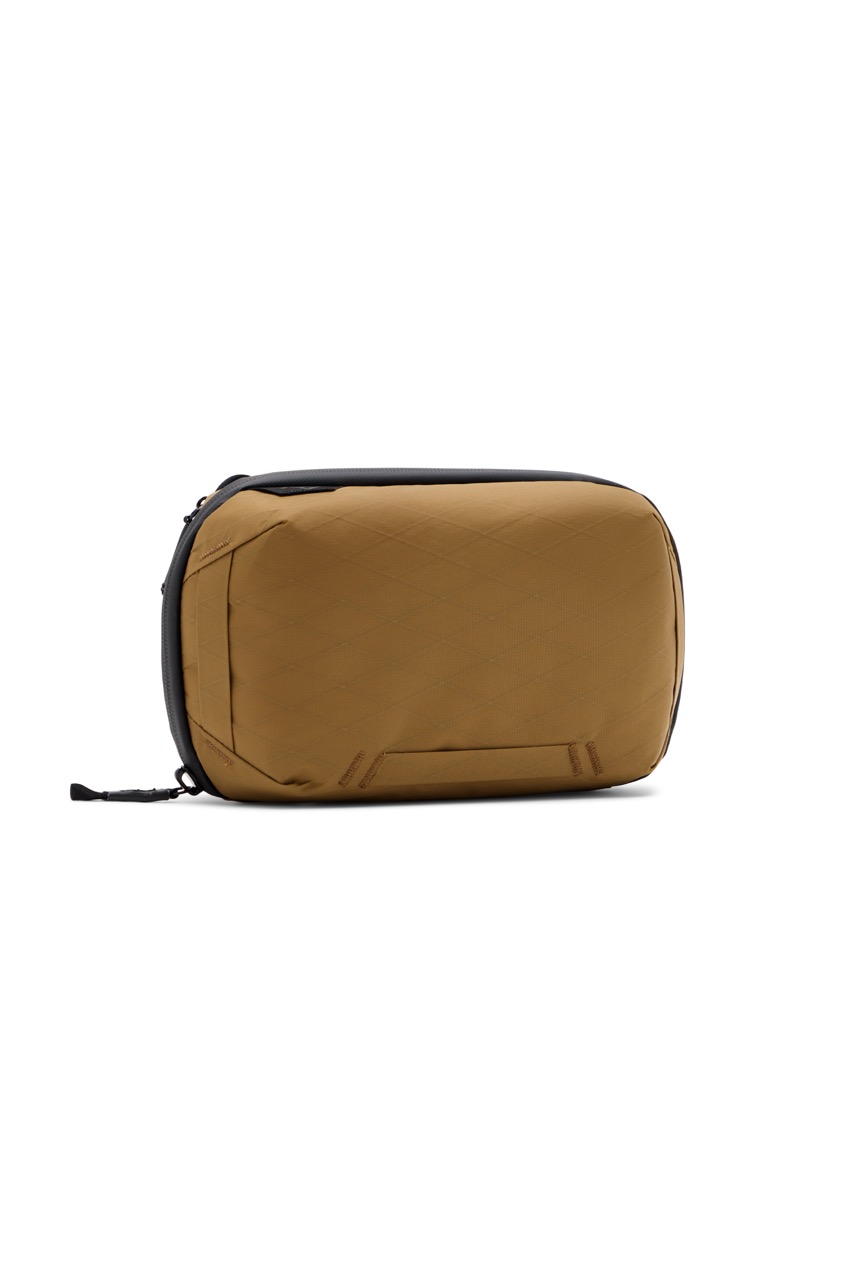 Peak Design Tech Pouch Coyote in der Farbe Beige,  Frontansicht schräg