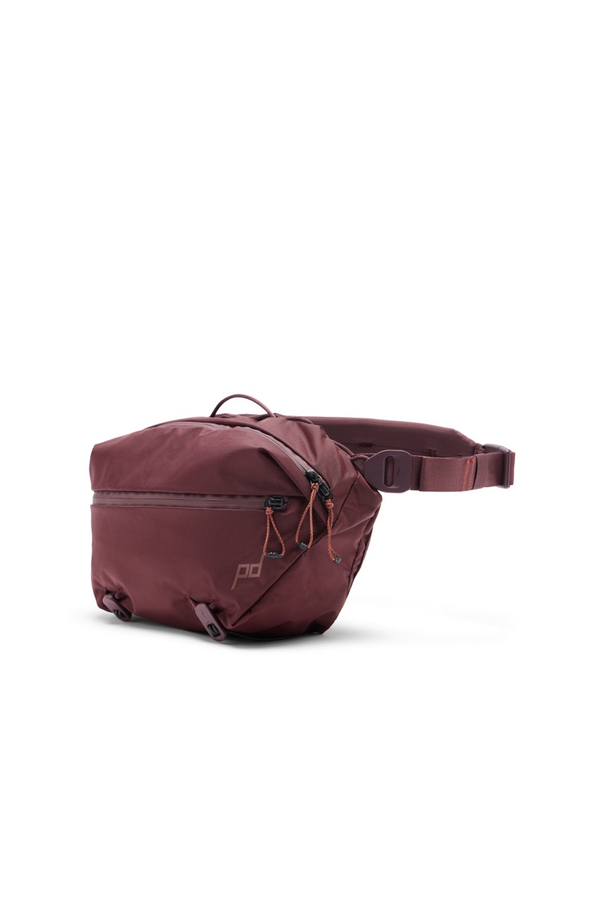 Peak Design Outdoor Sling Umhängetasche mit 7L Volumen in der Farbe Lila, Seitenansicht