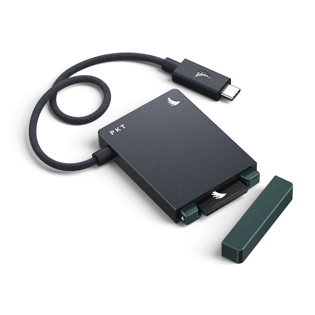 Angelbird Card Reader PKT SD, mit eingestecktem Kabel und Speicherkarte mit offener Abdeckung