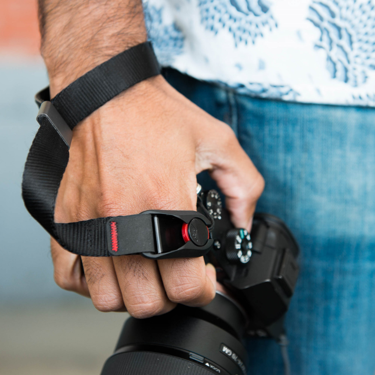 Peak Design Cuff Handgelenkschlaufe in Schwarz auf Kamera und an Hand