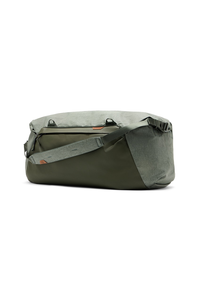 Peak Design Travel Duffel in der Farbe Salbeigrün mit 80L, Mit Tragegurt  Frontalansicht leicht schräg