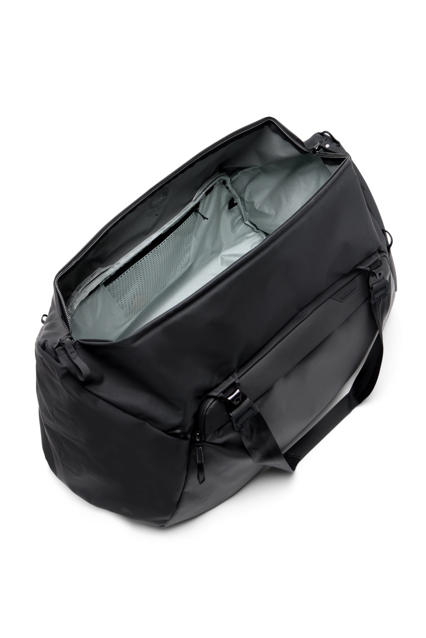 Peak Design Travel Duffel in der Farbe Schwarz mit 80L,  Close Up einer Außentasche