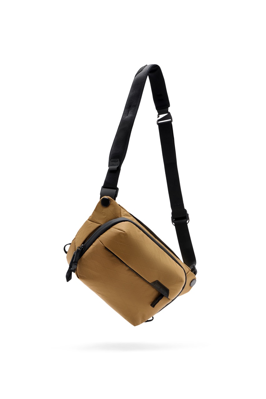 Peak Design Everyday Sling 3L V2 Coyote  in der Farbe Beige,  in der Luft Hängend