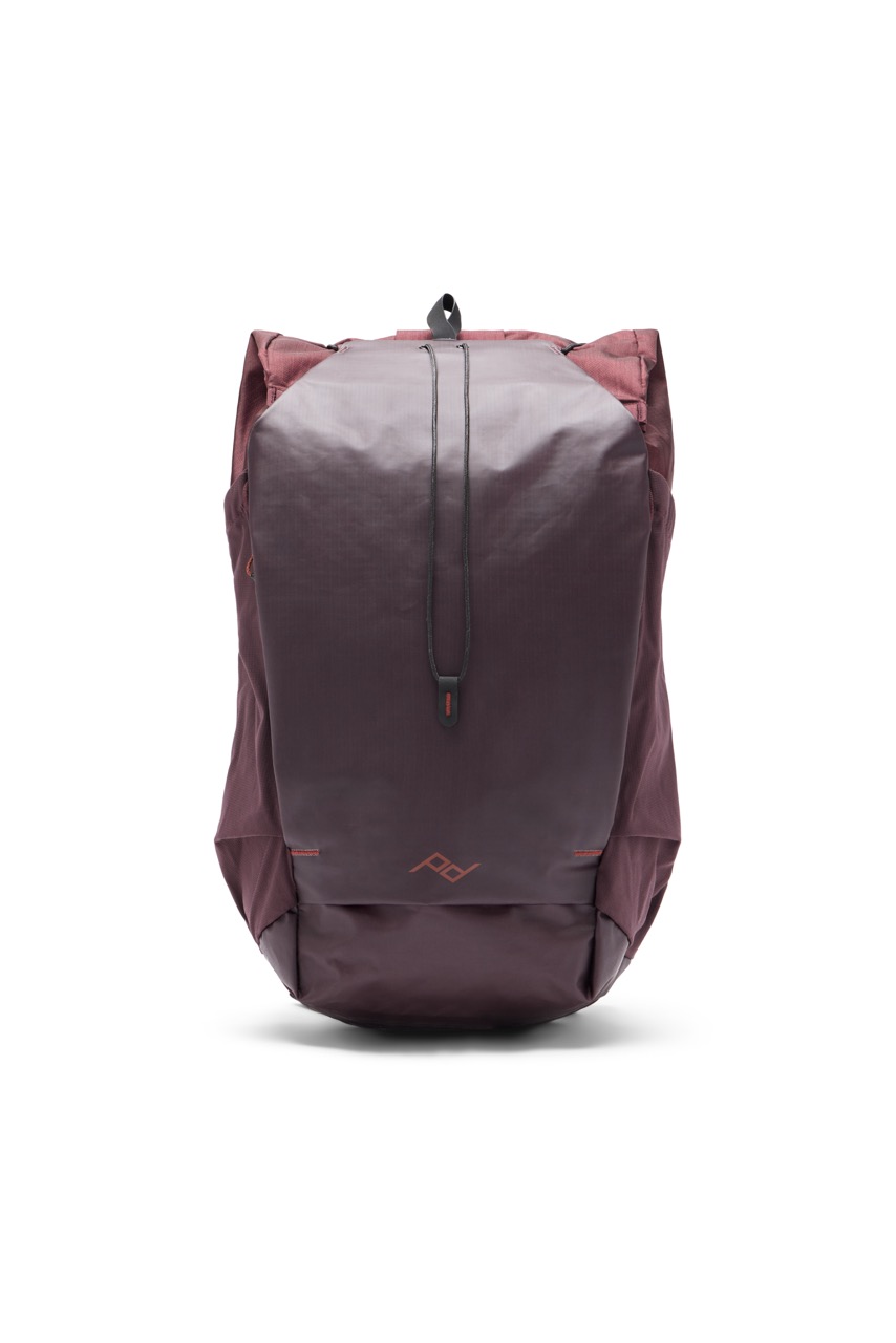 Peak Design Outdoor Backpack mit 25 Litern in der Farbe Lila,  Vorderseite