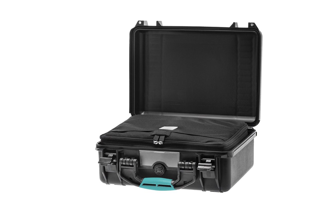HPRC 2400 Koffer in Schwarz und Blau geöffnet mit Innentasche