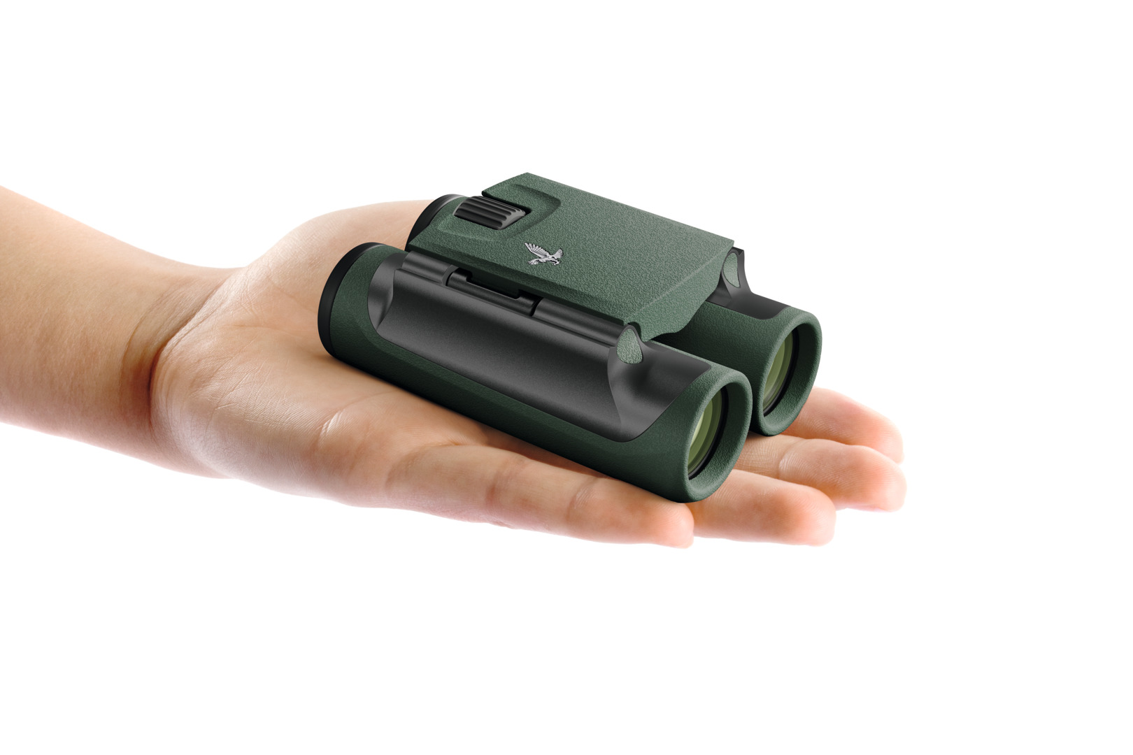 Swarovski CL-Pocket 10x25 in Grün liegend auf einer Handfläche die  von links in das Bild hineinkommt