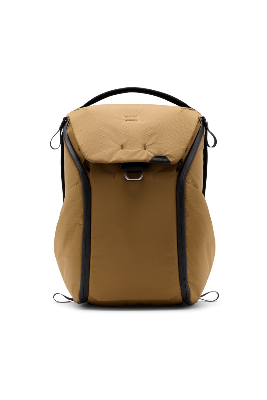 Peak Design Everyday Backpack 20L V2 Coyote in der Farbe Beige, Frontalansicht