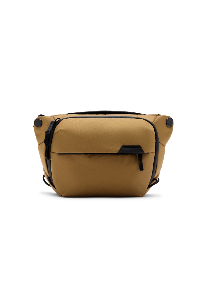 Peak Design Everyday Sling 3L V2 Coyote  in der Farbe Beige,  Frontalansicht 