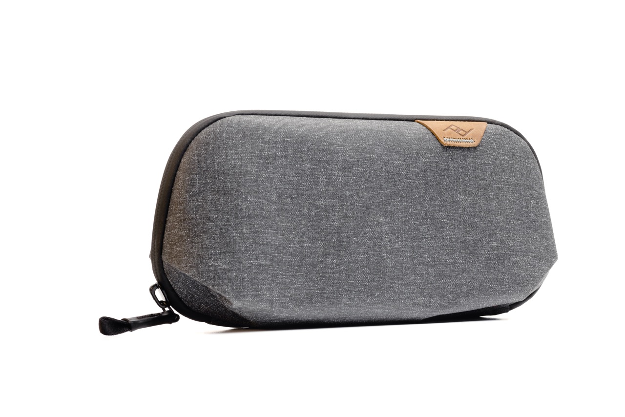 Peak Design Tech Pouch Small in der Farbe Grau, Frontalansicht leicht schräg