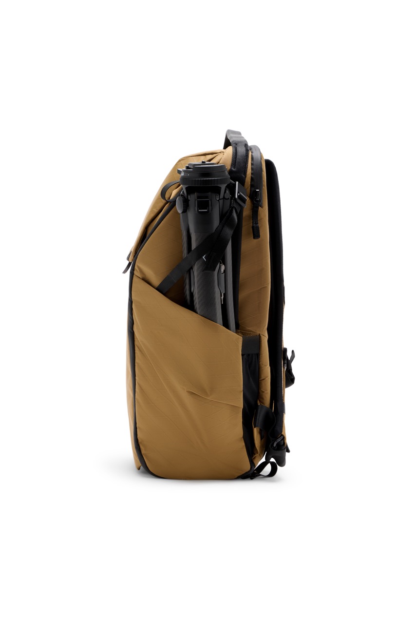 Everyday Backpack 30L V2 Coyote in der Farbe Beige,  Ansicht rechte Seite mit Stativ in Seitenfach